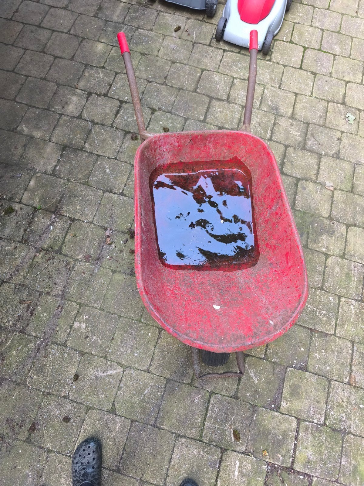 Degelijke kruiwagen., Ophalen