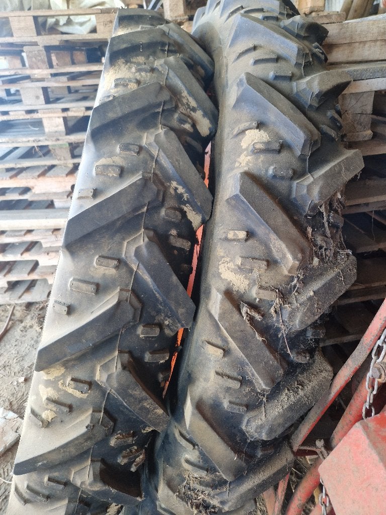 Deux pneus de tracteur étroits (8.3 R44), Enlèvement