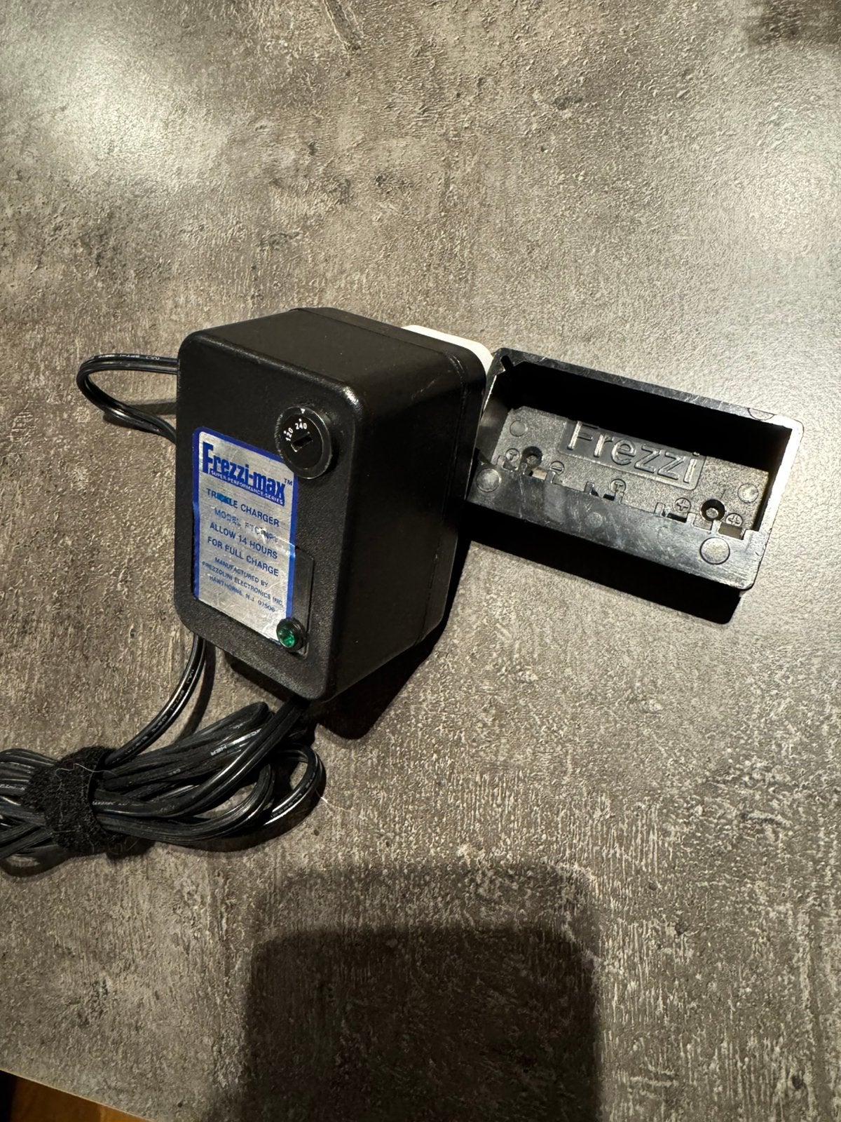 NP1 batterijlader FREZZI, Ophalen, Zo goed als nieuw