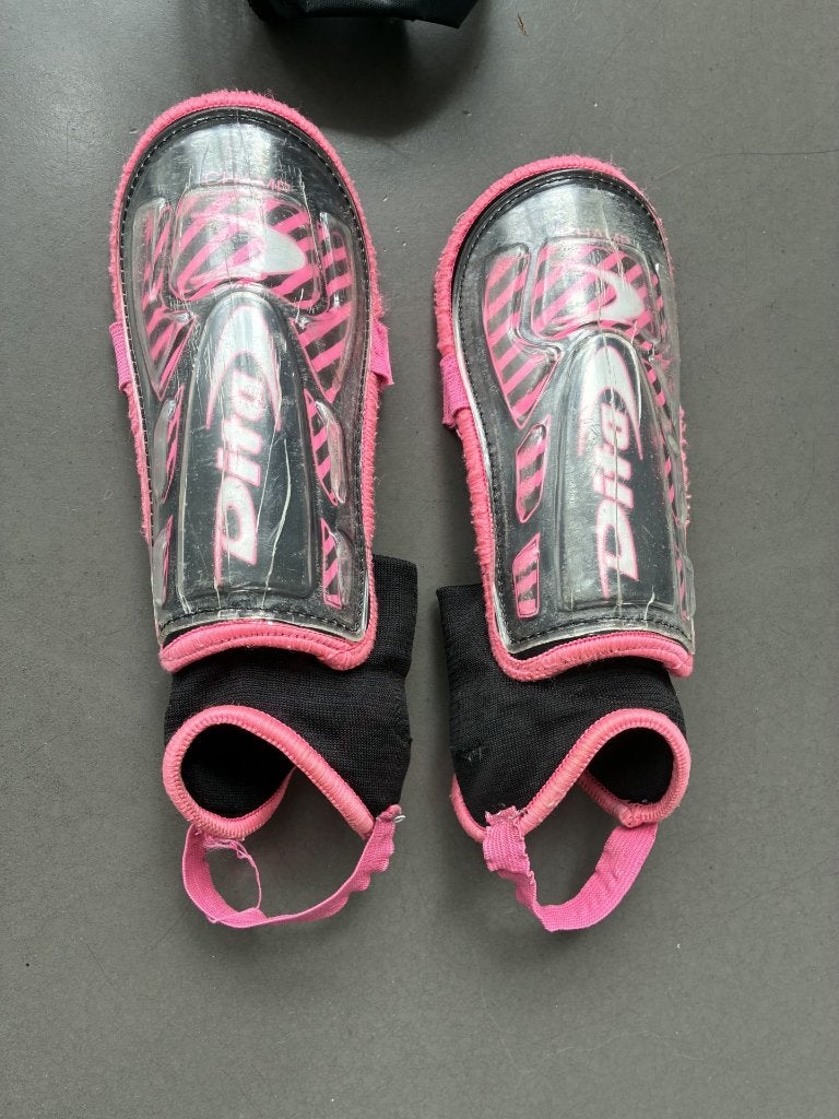 Protège-tibias roses Xs pour 6€, Sports & Fitness, Taille XS ou plus petite, Enlèvement ou Envoi, Utilisé, Autres types