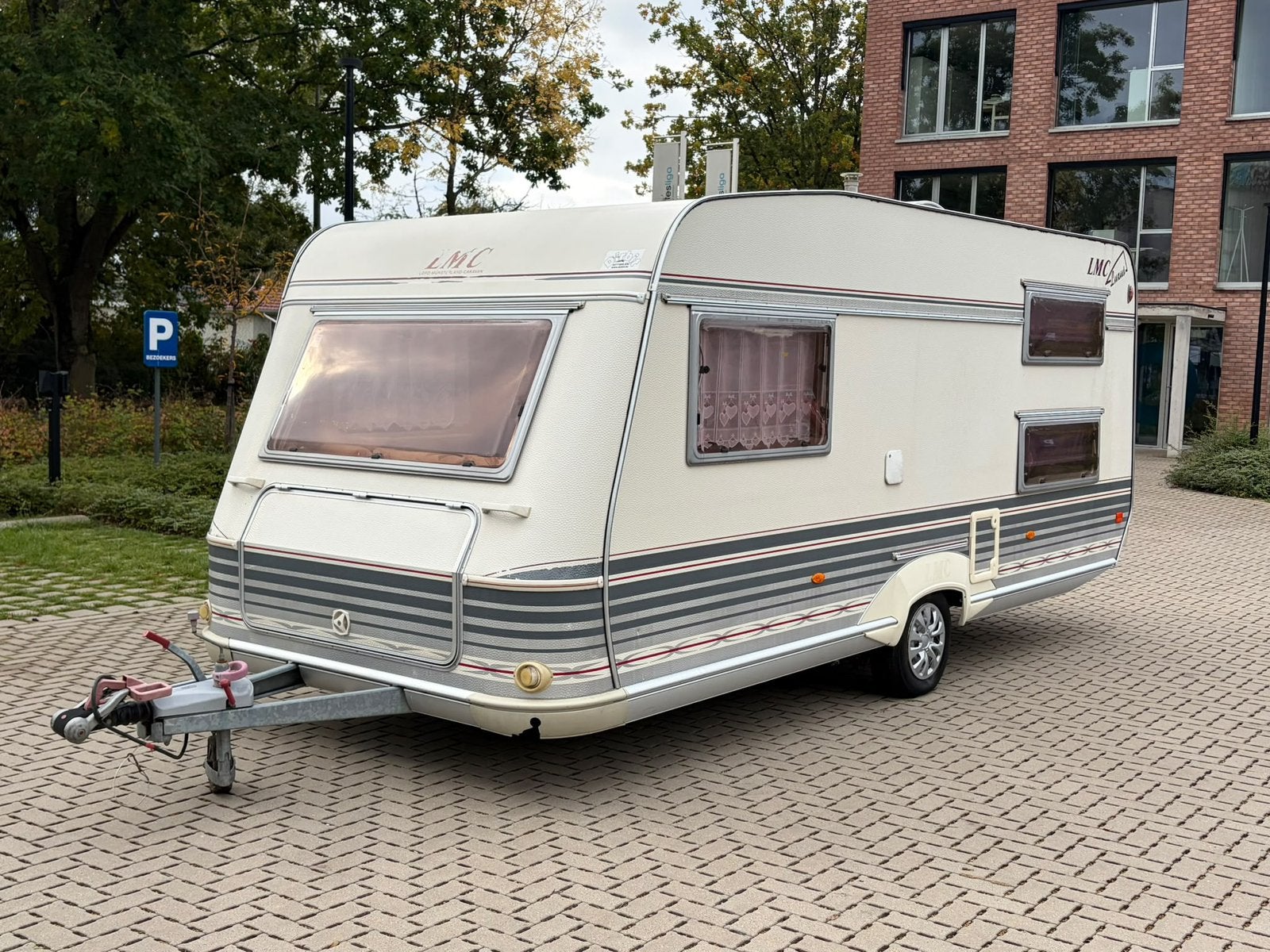 LMC Luxus 530 + Voortent + Stappelbedden, Caravans en Kamperen, Particulier, Douche