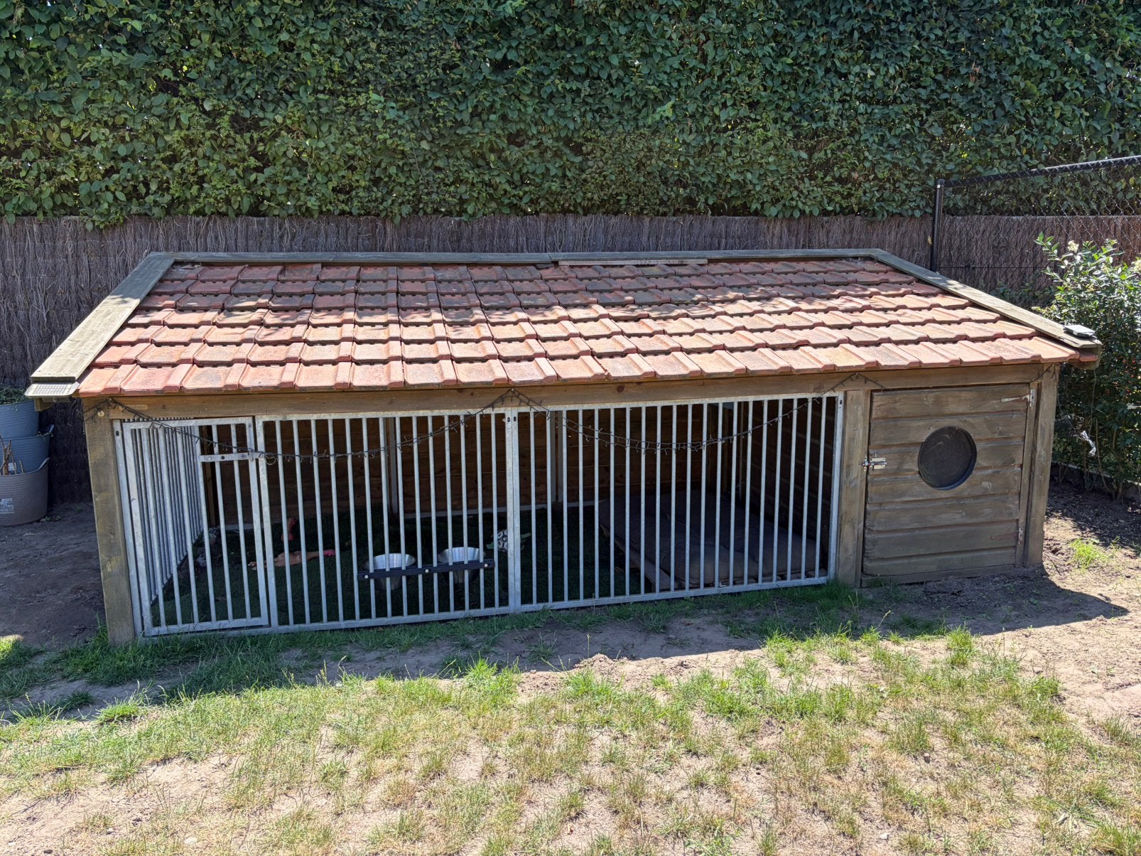 Ruim en stevig hondenhok met ren te koop, Enlèvement, Comme neuf, Niche à chien