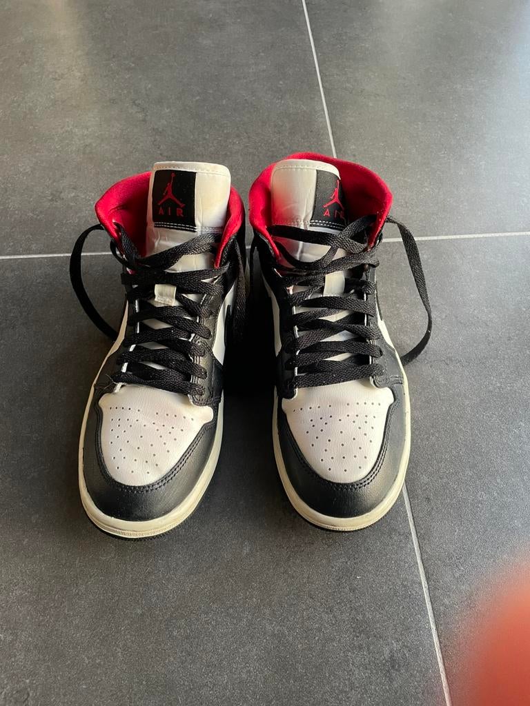 Nike air Jordan, Ophalen of Verzenden, Zo goed als nieuw, Rood