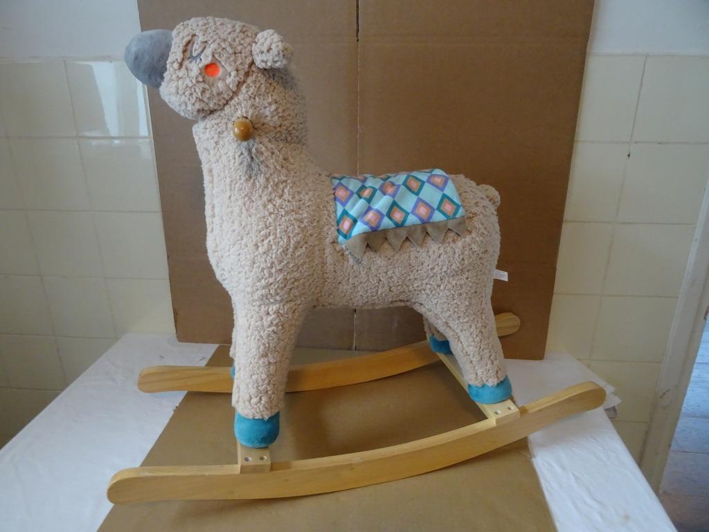 Hobbelpaard alpaca 63cm Verzenden 29euro Afhalen 19euro, Ophalen of Verzenden, Zo goed als nieuw