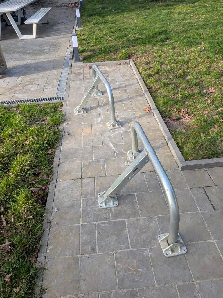 2 gegalvaniseerde inklapbare parkeerbeugels ongebruikt, Ophalen