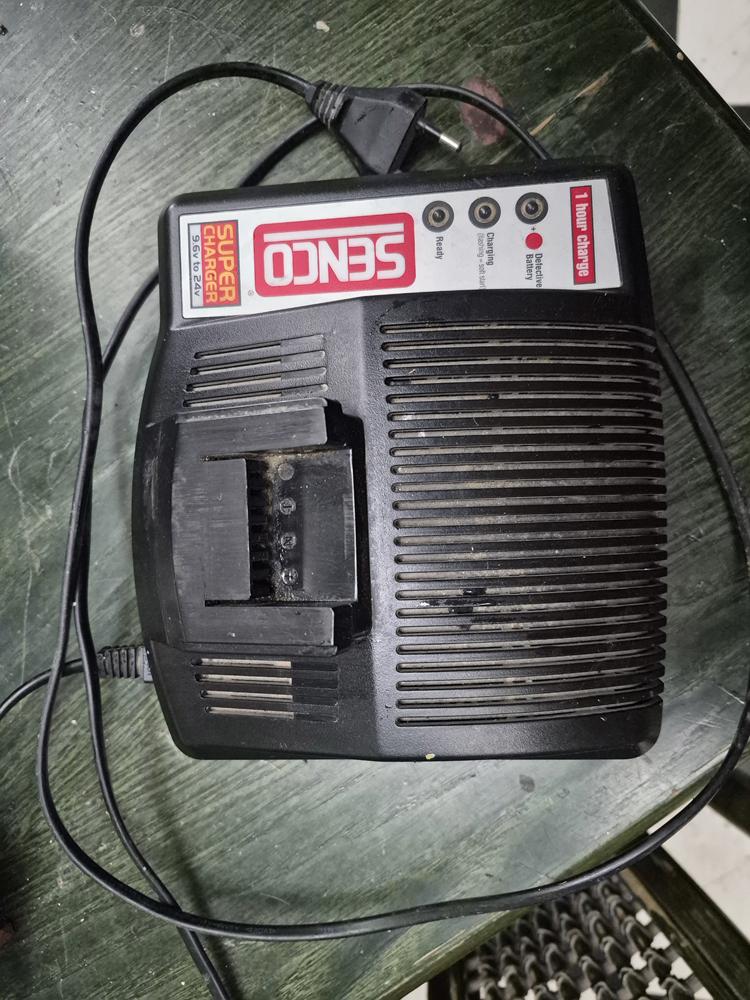 Senco VB0026 lader 9,6-24V, Ophalen of Verzenden, Zo goed als nieuw