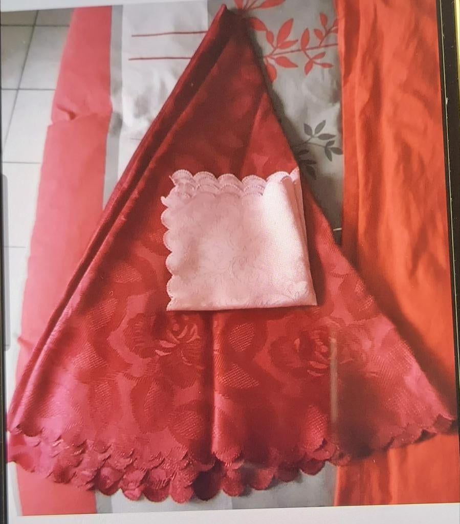 Nappe bordeaux ronde 1m65 et une carrée rose 43cm, Enlèvement ou Envoi, Comme neuf