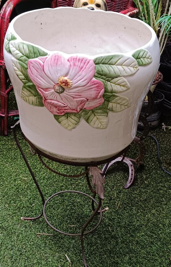 Cachepot (bloempot) op smeedijzeren staander te koop., Tuin en Terras, Ophalen of Verzenden, Gebruikt