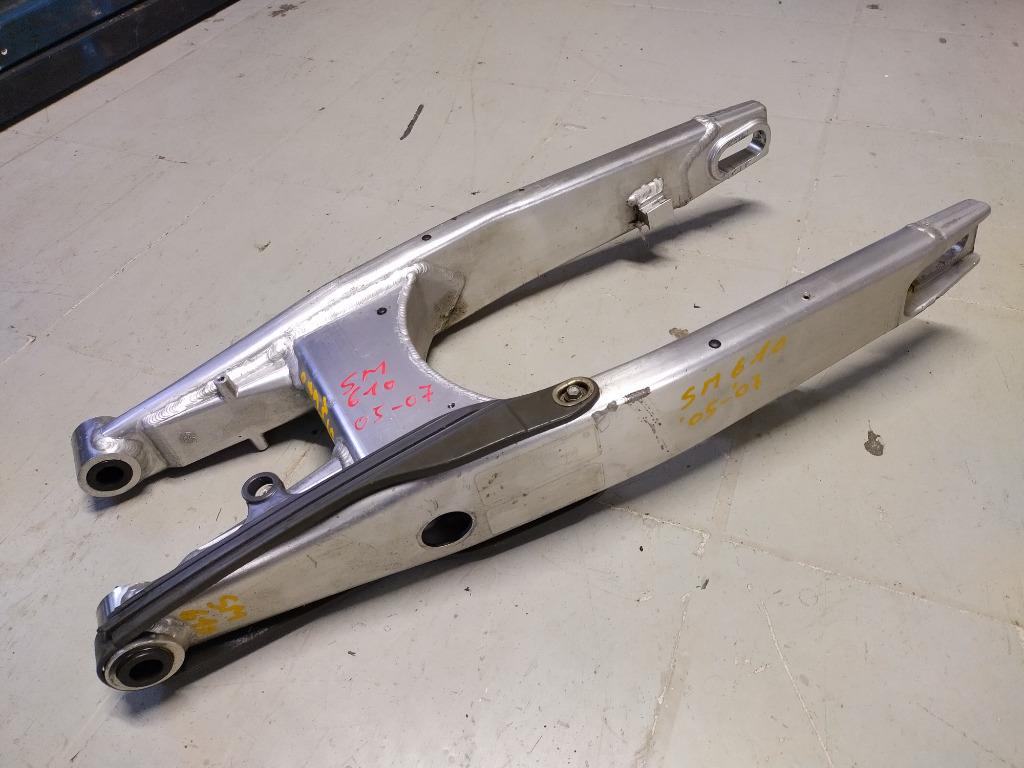 husqvarna 610 sm van '05-'07 achterbrug, Motoren, Ophalen of Verzenden, Gebruikt