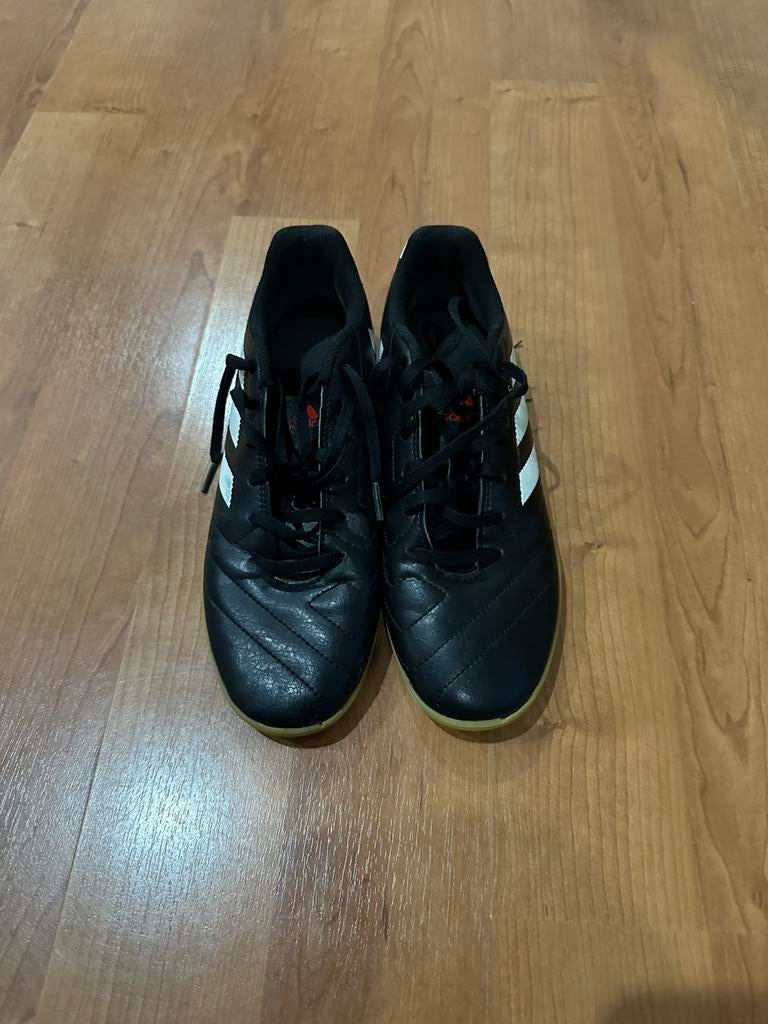 Voetbalschoenen zaal maat 40 2/3, Sport en Fitness, Voetbal, Ophalen, Zo goed als nieuw