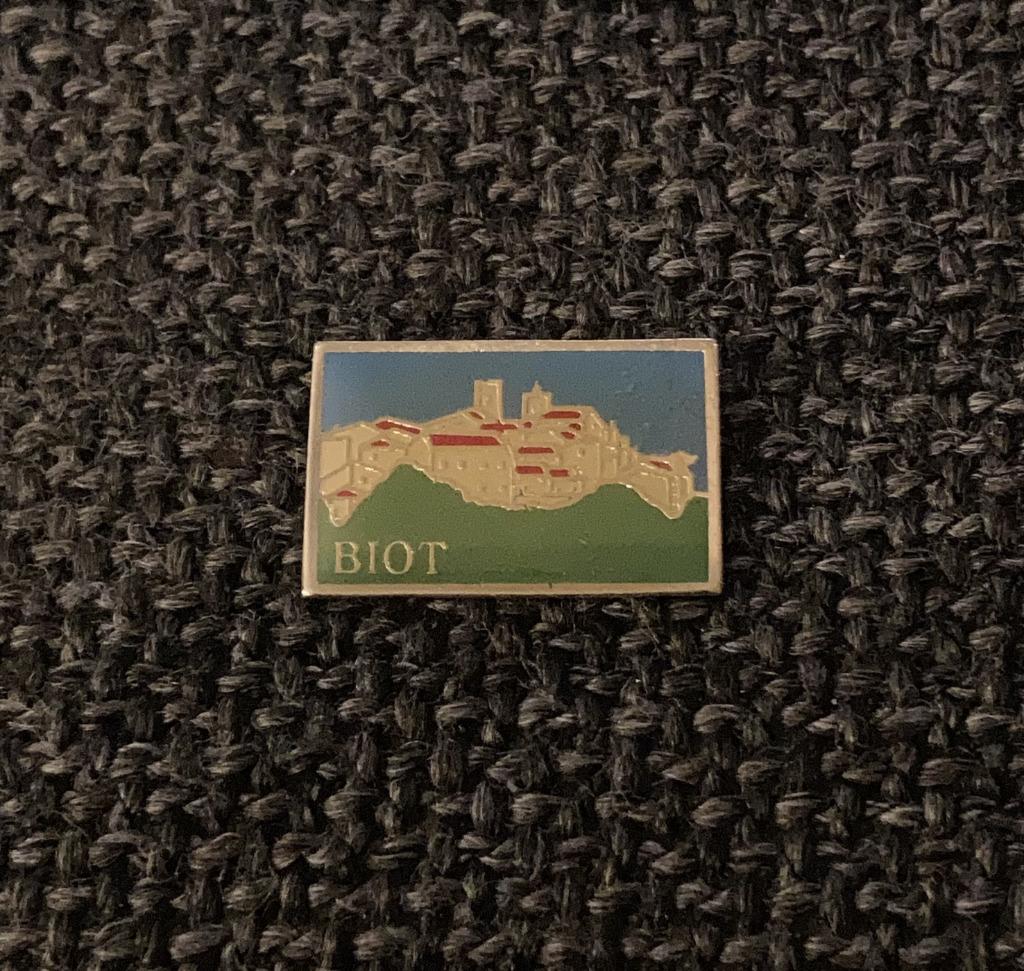 PIN - BIOT - FRANCE - FRANKRIJK, Envoi, Utilisé, Ville ou Campagne, Insigne ou Pin's