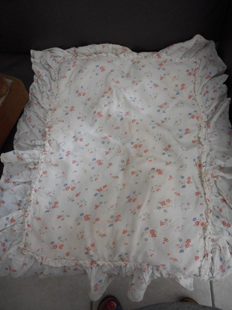 oud hoofdkussentje en lakentje voor oud bedje/kinderwagen, Enlèvement ou Envoi