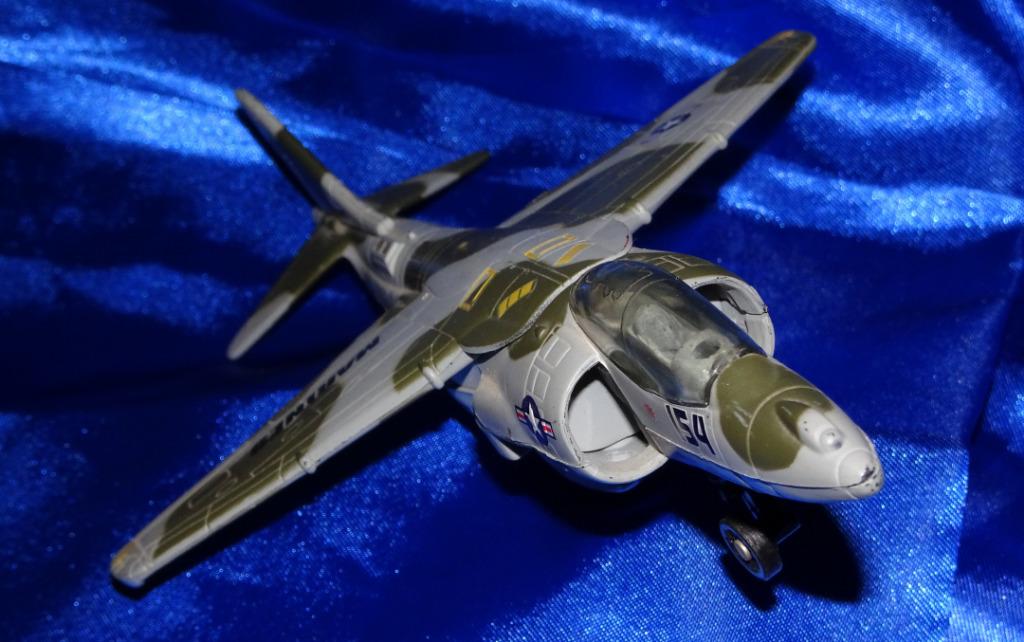 McDonnell Douglas (Boeing) AV-8B HARRIER II VMA 311 « TOMCAT, Envoi, Comme neuf, Modèle réduit
