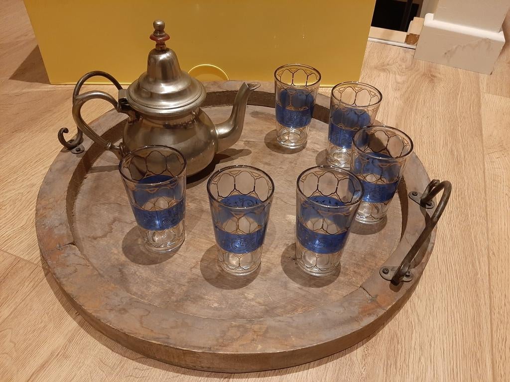 Marokkaanse theepot, 6 theeglaasjes en houten plateau, Ophalen of Verzenden, Gebruikt