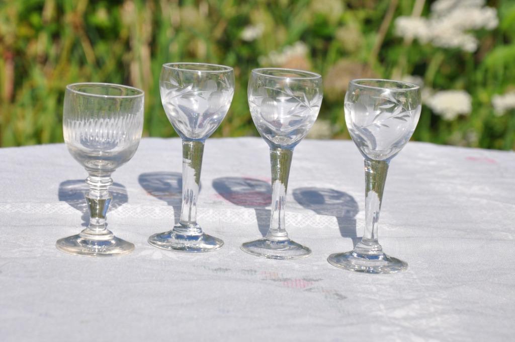 4 verres a liqueur verre taillé (3 + 1 différent), Enlèvement ou Envoi