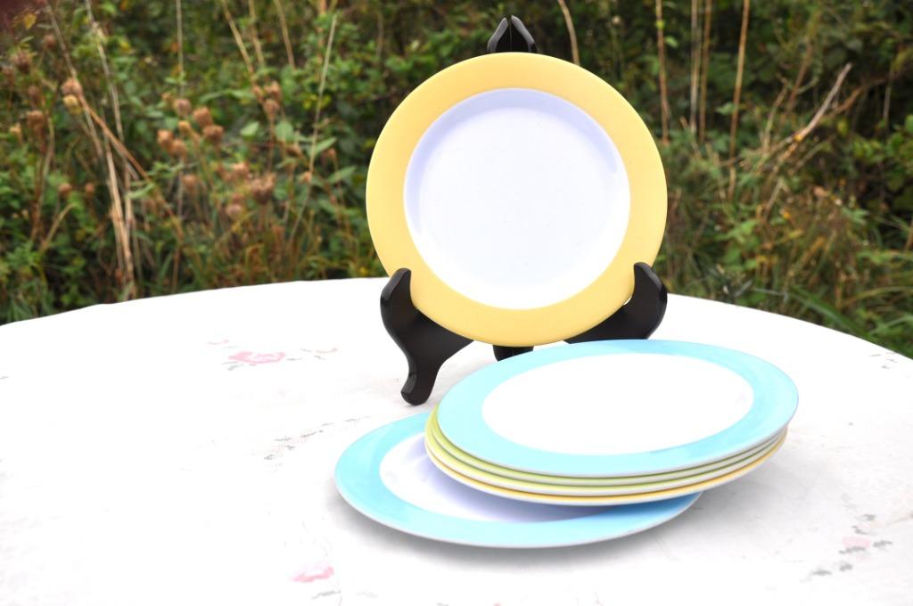 6 assiettes plastique bord 3 couleurs différentes, Enlèvement ou Envoi, Comme neuf, Autres matériaux, Assiettes(s)