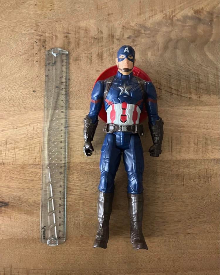 Captain America 30 cm + bouclier, parlant anglais, Enlèvement, Comme neuf
