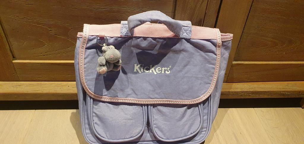 Paars boekentasje Kickers met knuffelhangertje, Ophalen, Zo goed als nieuw