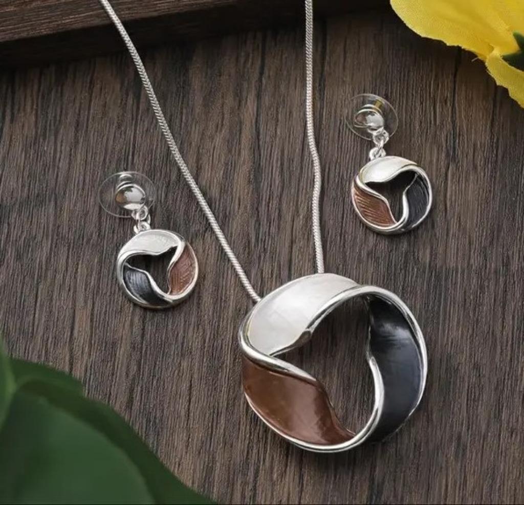 Ensemble de bijoux marron/argenté, Bijoux, Sacs & Beauté, Colliers, Neuf, Brun, Autres matériaux, Avec pendentif