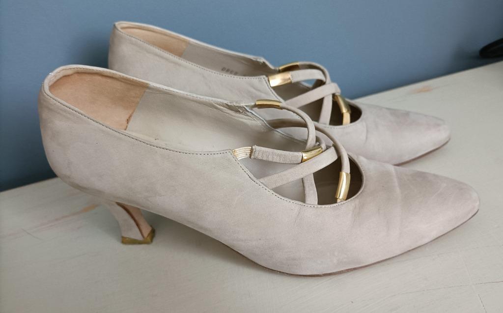 Damesschoenen, Kleding | Dames, Schoenen, Pumps, Beige, Ophalen of Verzenden, Zo goed als nieuw