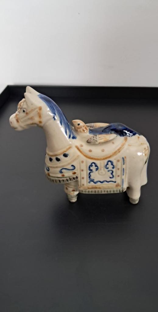 Cheval japonais en porcelaine, Enlèvement