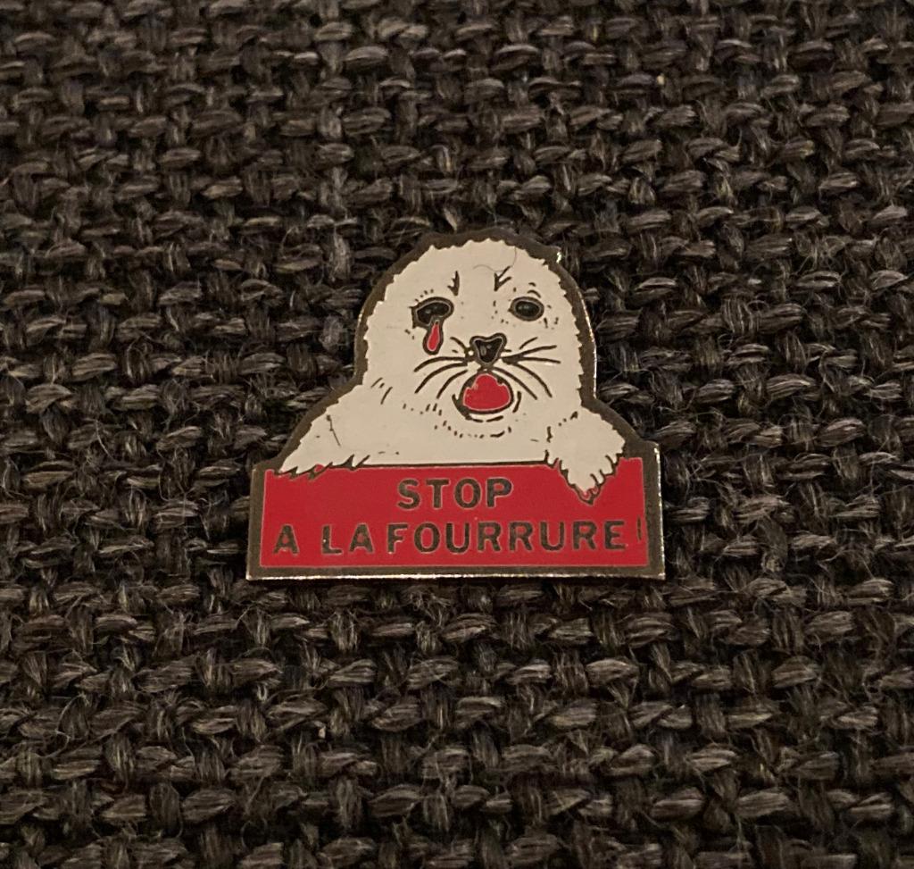 PIN - STOP A LA FOURRURE - OTARIE - ZEELEEUW - BONT, Envoi, Utilisé, Animal et Nature, Insigne ou Pin's
