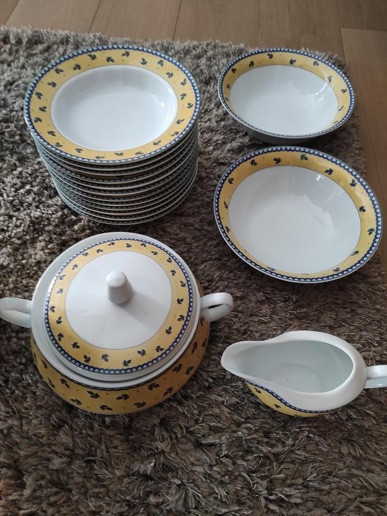 Diepe borden,soepterrine,2 kommen en sauspannetje  gratis, Huis en Inrichting, Ophalen, Bord(en)