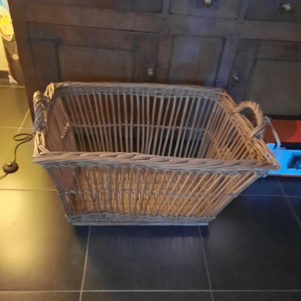 Wasmand in riet , geen houtworm (!) , originele staat ., Ophalen of Verzenden