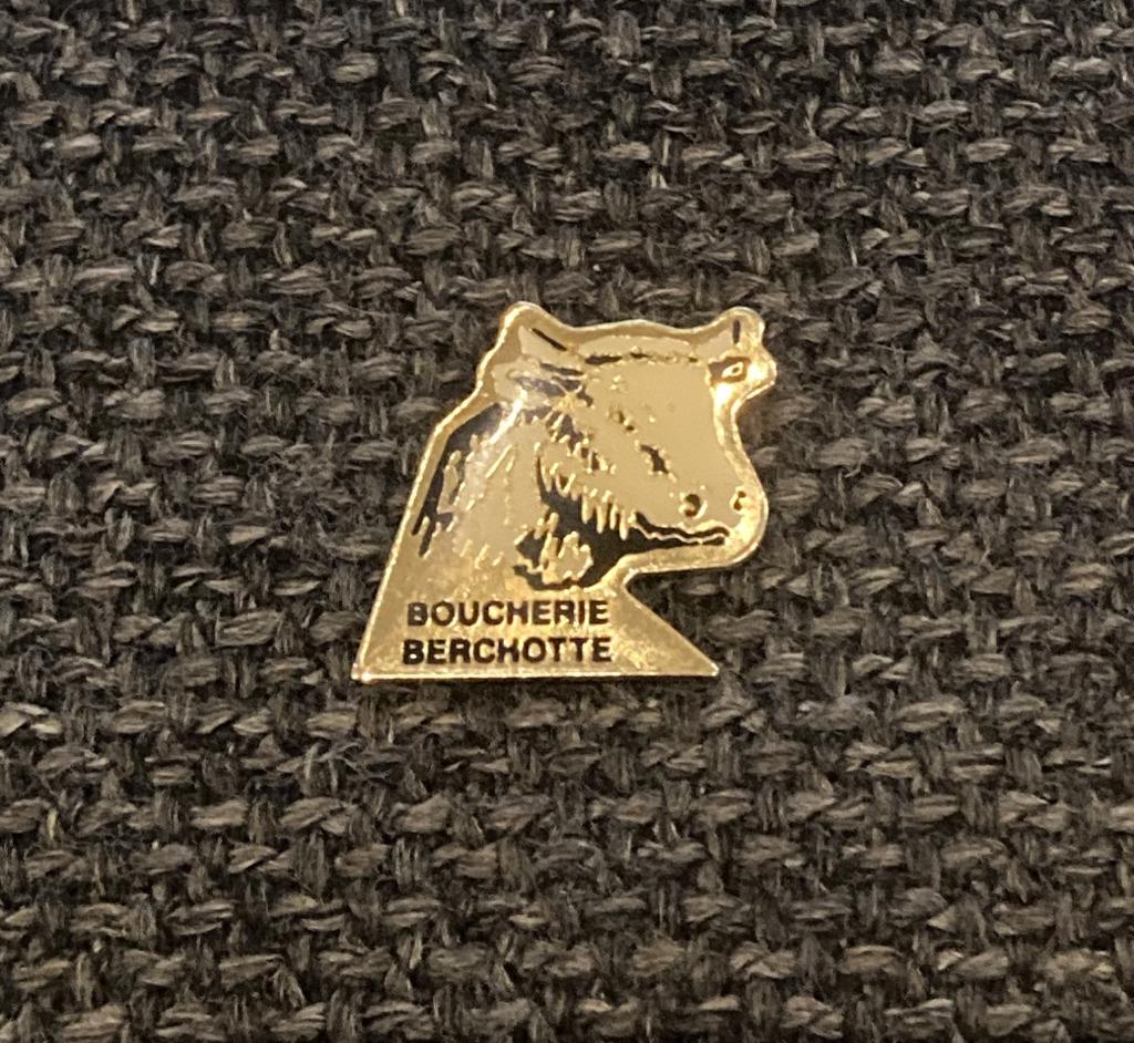 PIN - BOUCHERIE BERCHOTTE - VACHE - KOE, Envoi, Utilisé, Autres sujets/thèmes, Insigne ou Pin's
