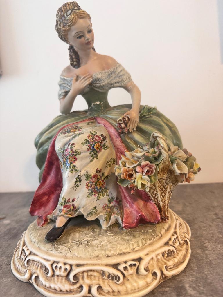 Capodimonte porseleinen beeldje – Bloemenvrouw, Enlèvement