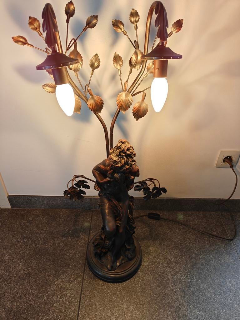 Lampe de table Art nouveau, design unique Dame embrassant un, Enlèvement