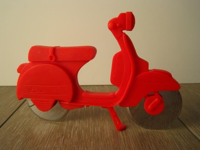 Pizzasnijder in de vorm van een scooter - rood nieuw, Ophalen of Verzenden, Nieuw, Los bestek