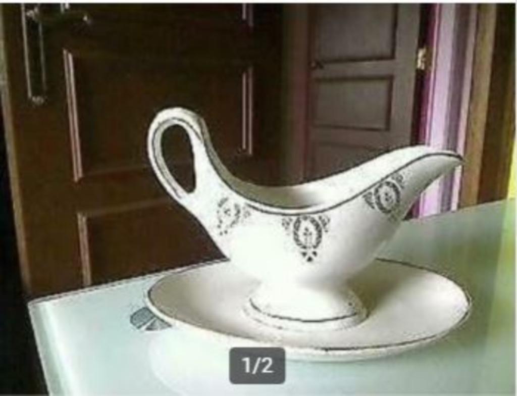 Ancienne saucière estampillée AMC(Wasmuel)., Antiquités & Art, Enlèvement ou Envoi