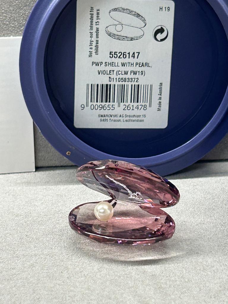 Swarovski Schelpje met Parel violet., Ophalen of Verzenden, Nieuw, Figuurtje