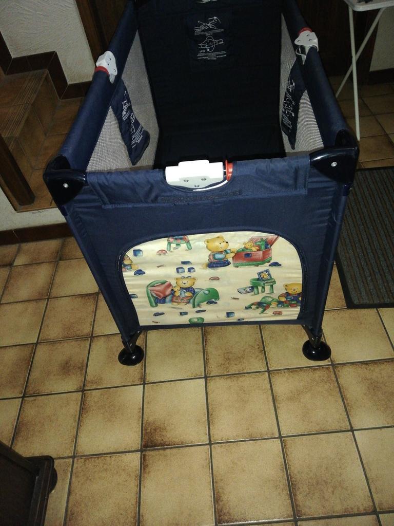 Lit pliable bebe avec matelas., Enlèvement ou Envoi, Comme neuf, Lit