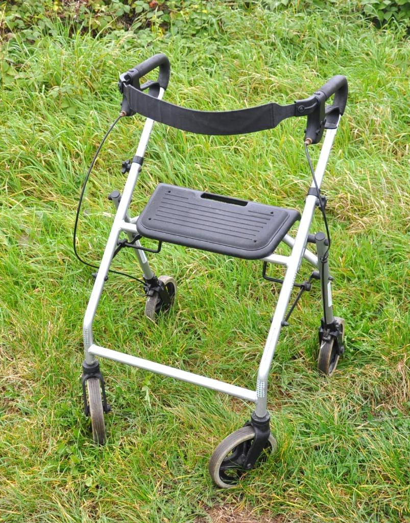 deambulateur pliable avec siege dossier et freins, Diversen, Rollators, Gebruikt, Opvouwbaar, Ophalen