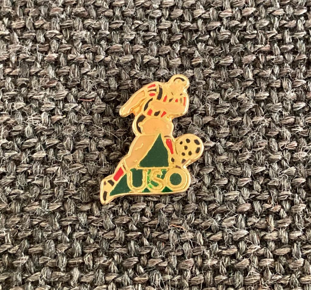 PIN - USO - FOOTBALL - VOETBAL, Envoi, Utilisé, Sport, Insigne ou Pin's