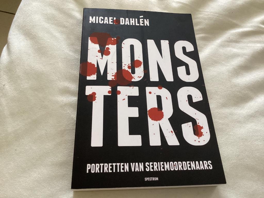 Monsters : portretten van seriemoordenaars, Ophalen of Verzenden