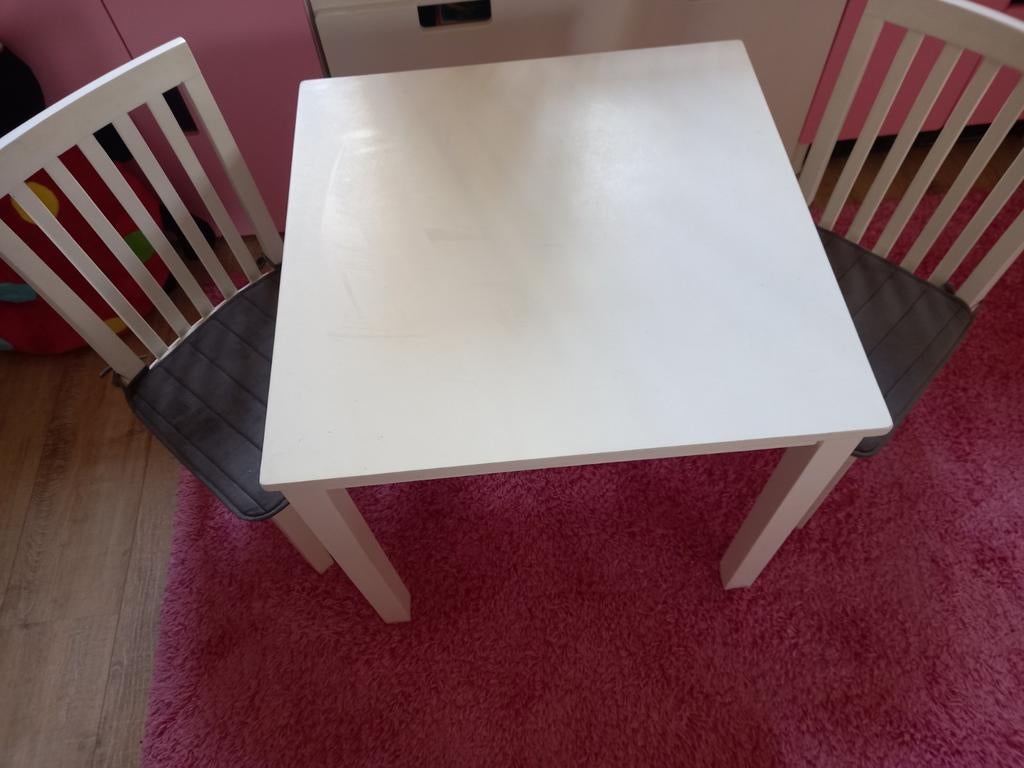 Kindertafel en 2 stoelen in hout, Kinderen en Baby's, Ophalen, Zo goed als nieuw, Tafel(s) en Stoel(en)