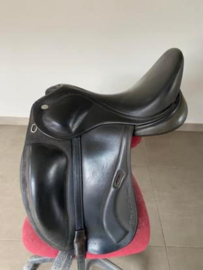 zwart dressuur zadel IKONIC, Dieren en Toebehoren, Paarden en Pony's | Zadels, Zo goed als nieuw, Dressuur, Ophalen