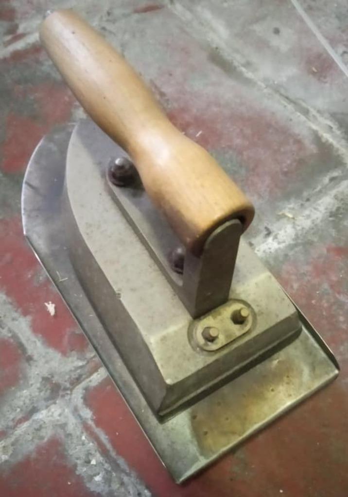 Antiek strijkijzer, Ophalen