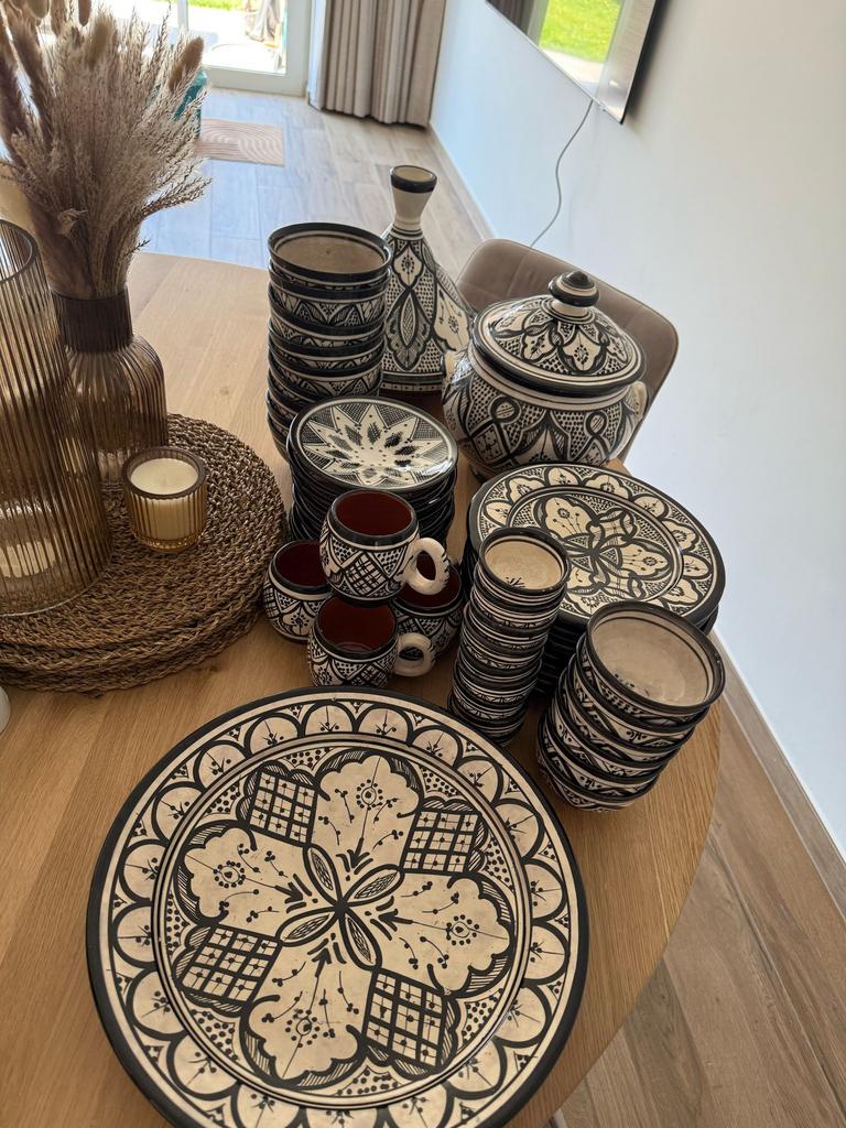 Ensemble d'assiettes et de tasses, Enlèvement