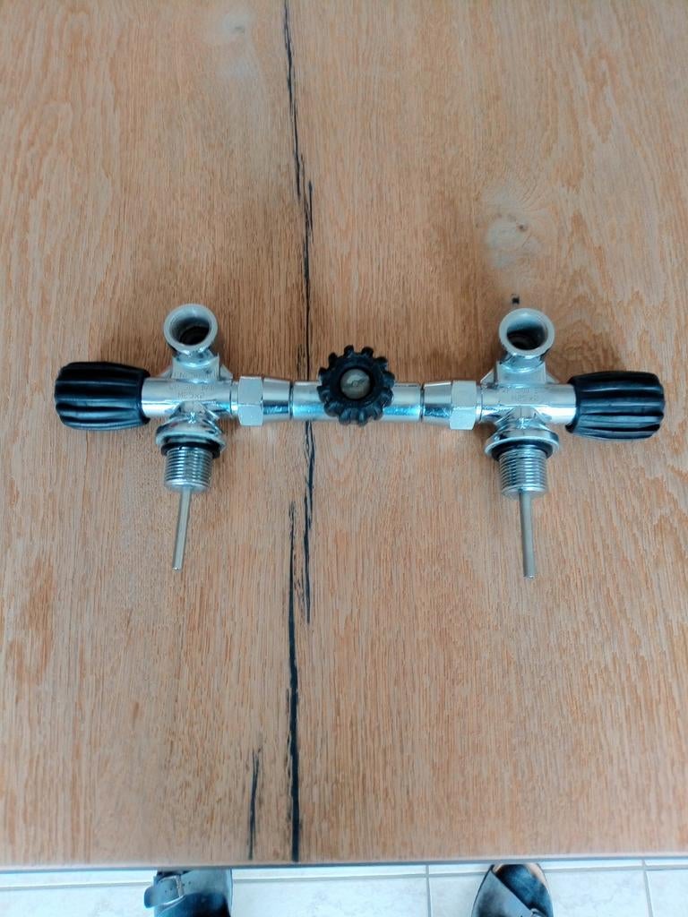 300B-kranen met isolator, Watersport en Boten, Ophalen of Verzenden, Zo goed als nieuw, Duikfles