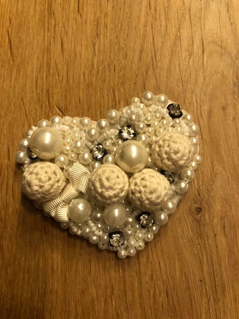 Broche met parels in hartjesvorm, Ophalen of Verzenden, Nieuw