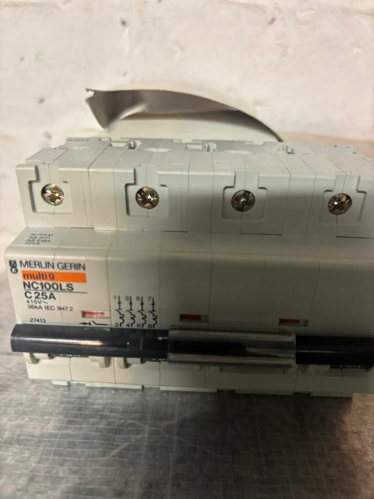 un disjoncteur Merlin Gerin Multi 9 NC100LS C25A, Enlèvement, Neuf