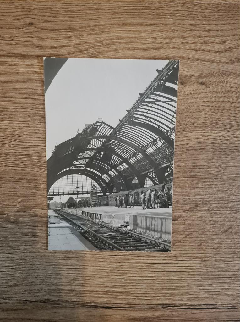 Grote foto: het gebombardeerde station van de GI uit de Twee, Ophalen of Verzenden