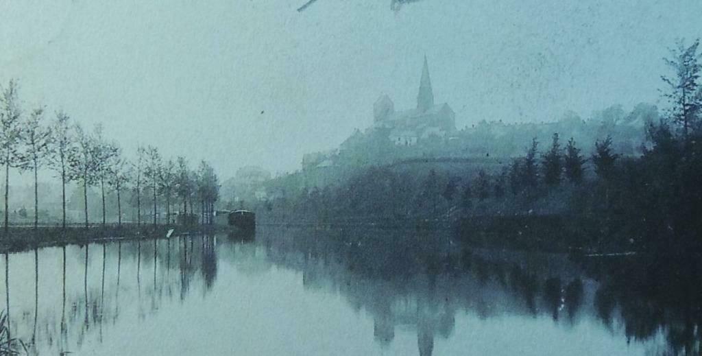Carte Postale Lobbes – La sambre et l’Eglise (avec Péniche), Enlèvement ou Envoi, Avant 1920, Affranchie, Hainaut