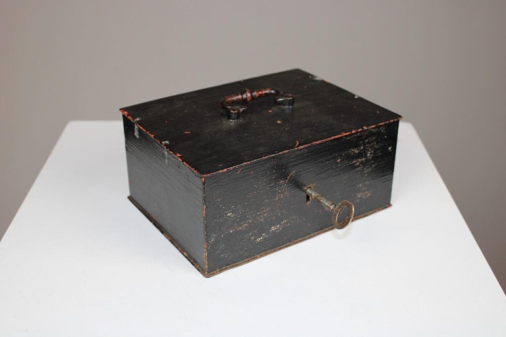 oud zwart metalen geldkistje meet sleutel, Ophalen of Verzenden