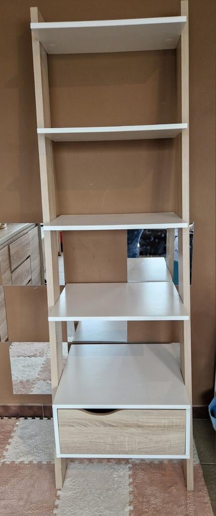Armoire d'escalier à étagères, Enlèvement