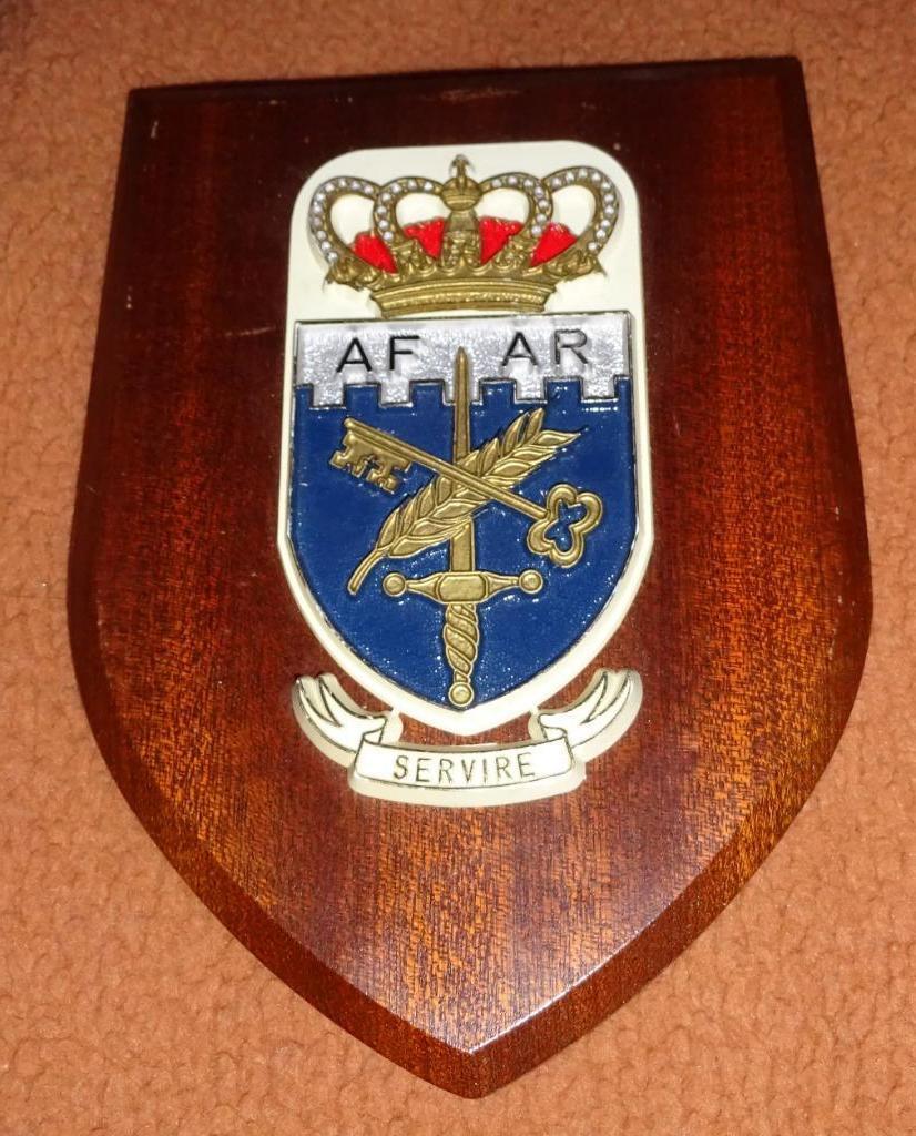Crest/Wapen/ Schild AF AR Administratie Financien "Servire'', Verzamelen, Militaria | Algemeen, Verzenden, Landmacht, Embleem of Badge